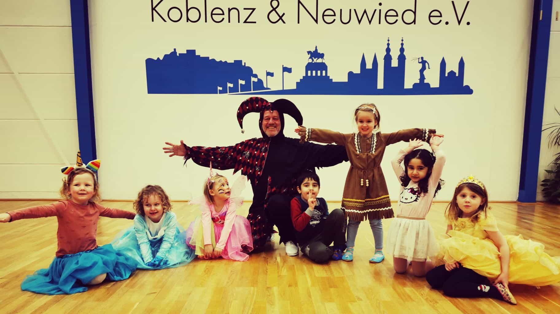 Der Trainer und seine maskierten Kinder