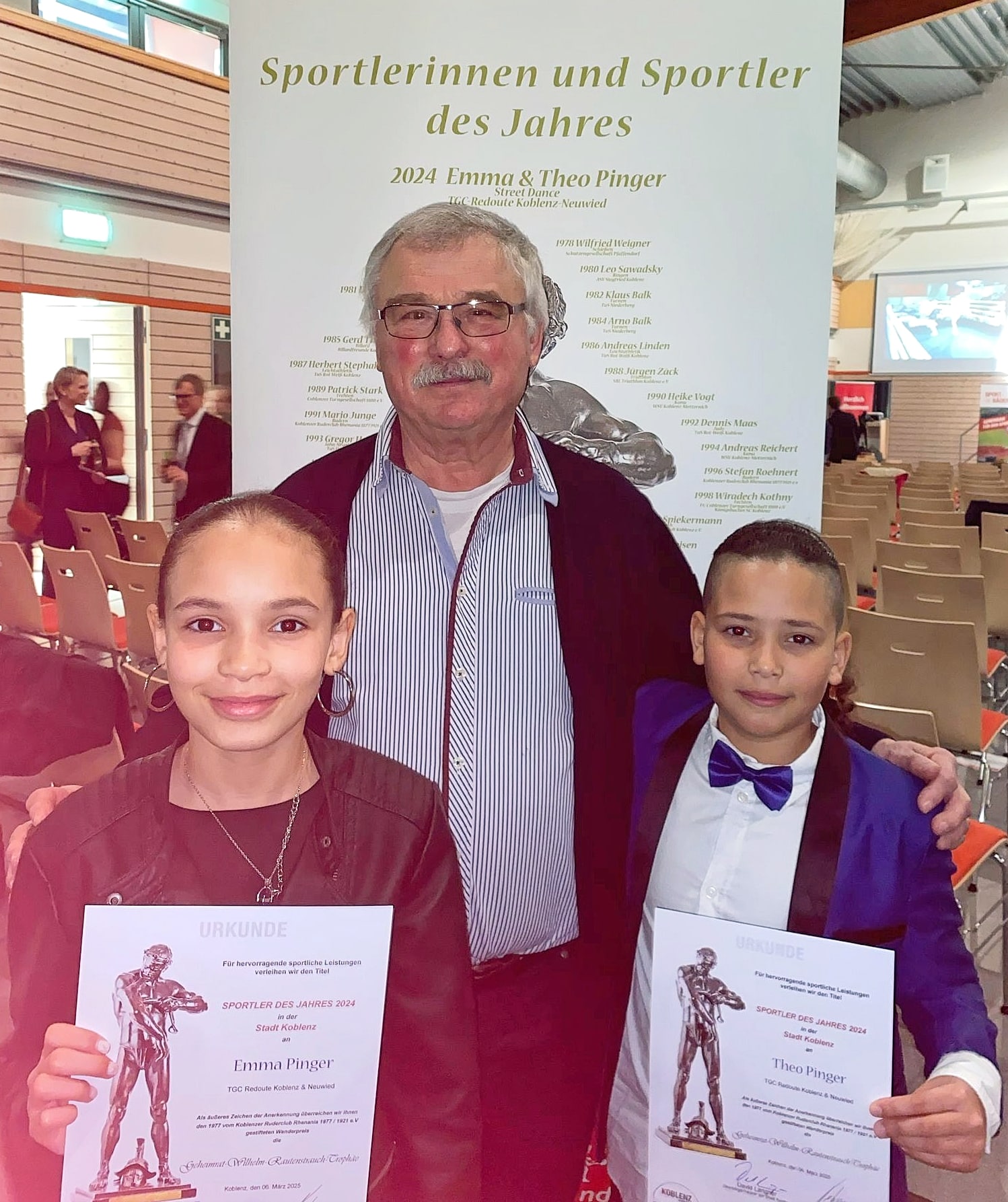 Die beiden Sportlerinnen und Sportler des Jahres 2024 der Stadt Koblenz zusammen mit dem Vorsitzenden der TGC-Redoute Ulrich Kuss