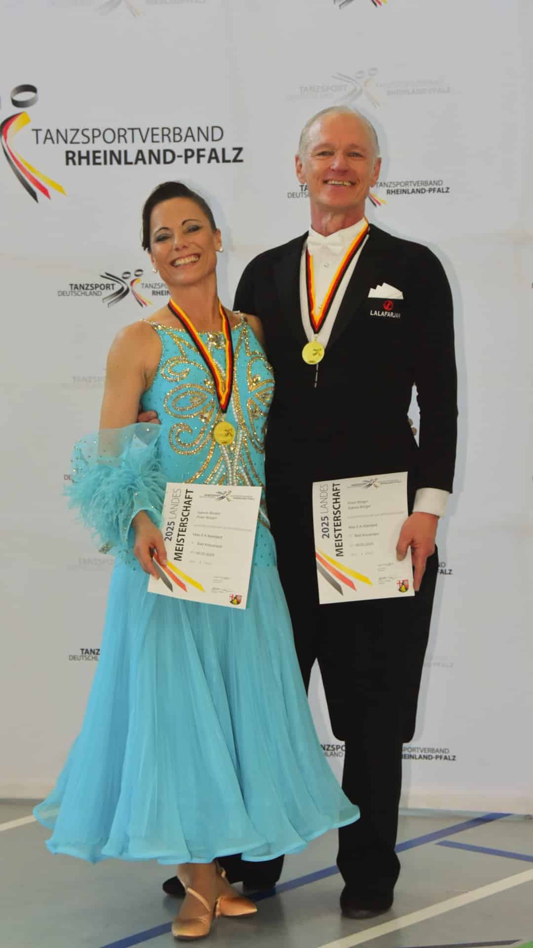 Sabine und Peter Bürger mit ihren Urkunden als Landesmeister MAS II