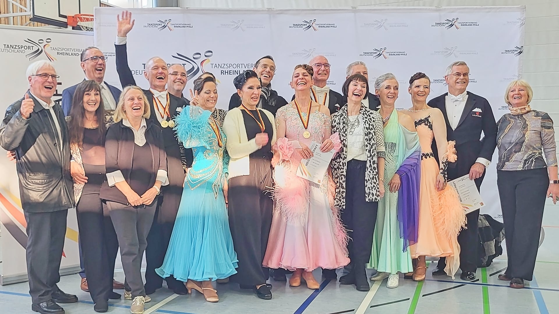 Das Gruppenfoto mit den Gewinnern und Platzierten der Landesmeisterschaften MAS II