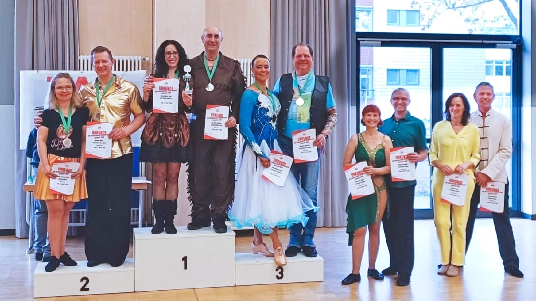 Fünf Paare bei der Siegerehrung bei den Westdeutschen Meisterschaften im Discofox