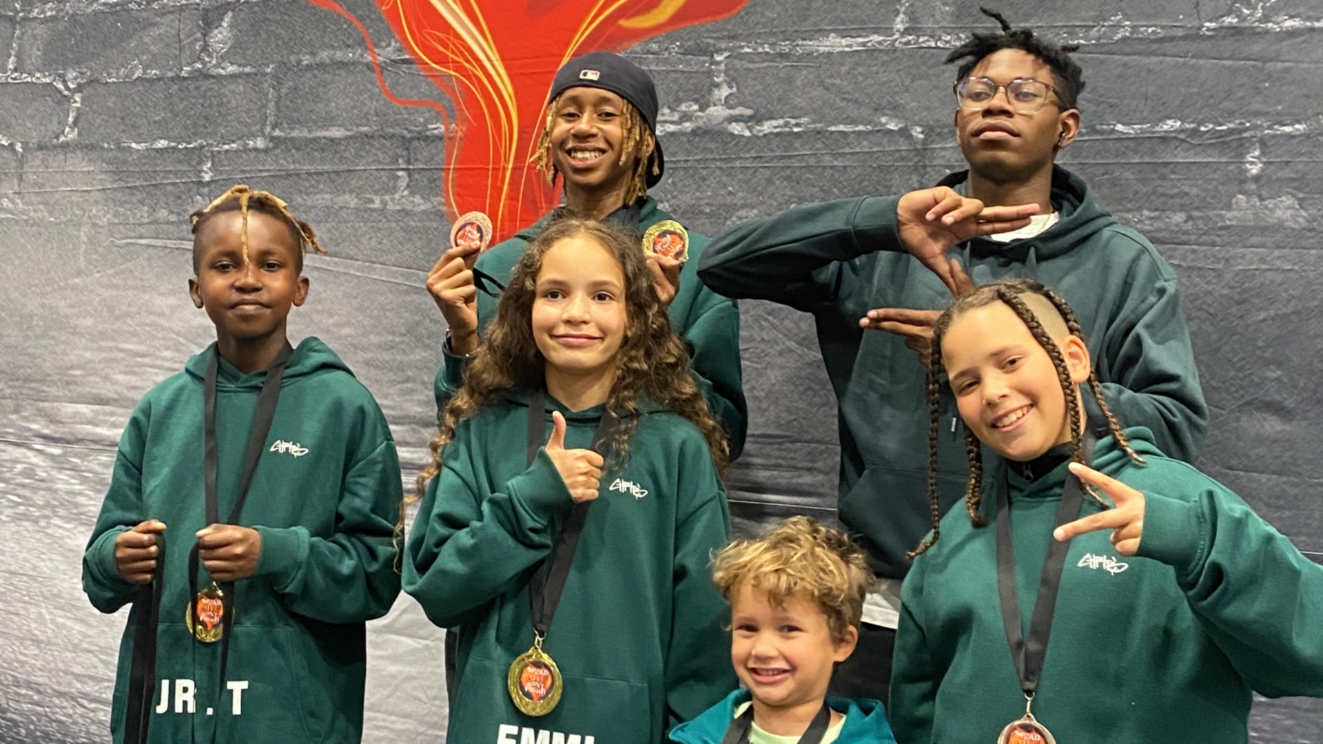 Oscar und seine große Schwester Emma und sein Bruder Theo und Tyler und Myles als Crew mit dem Namen "Ninja.Soul" in Siegerpose