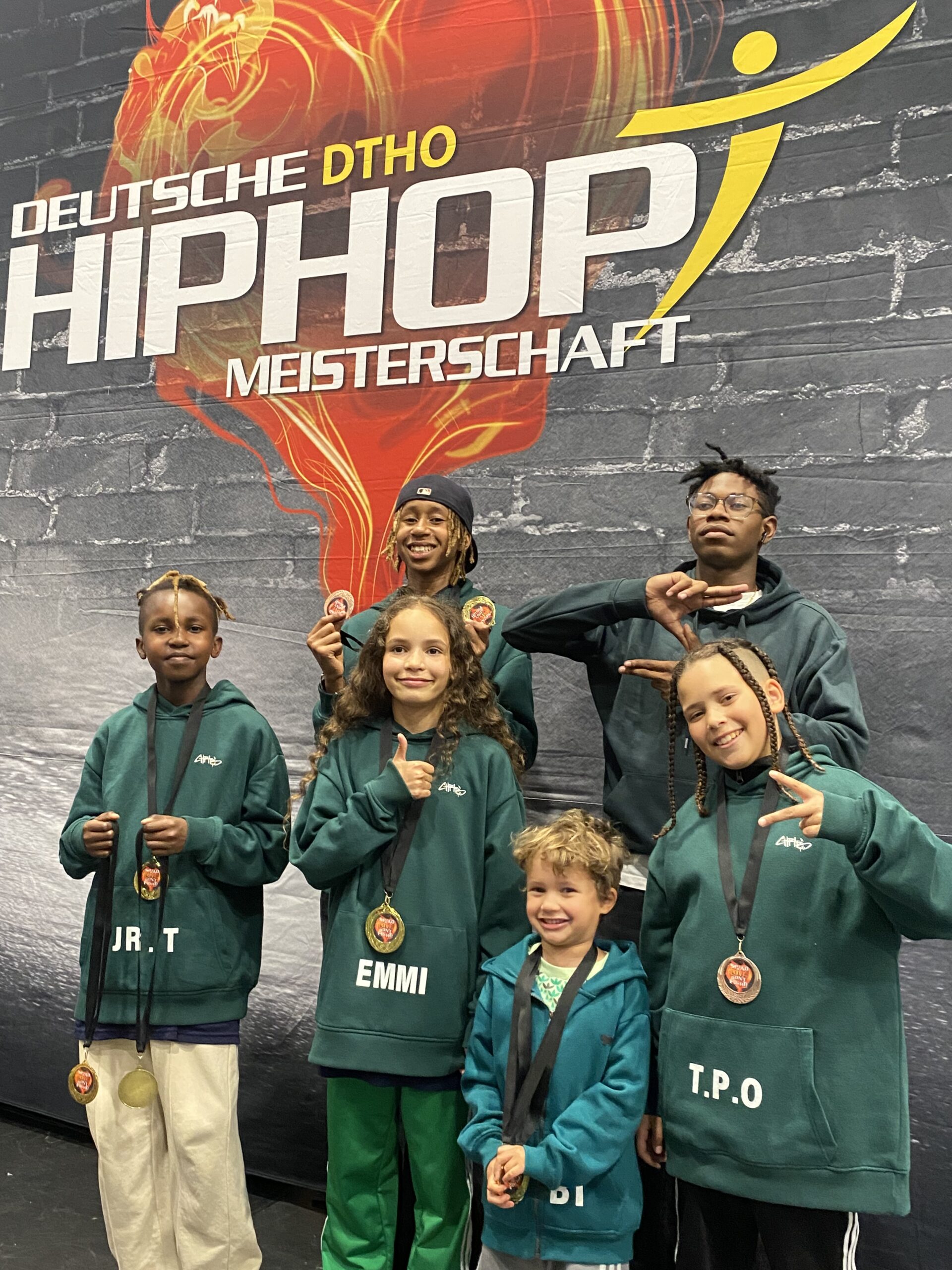 Oscar und seine große Schwester Emma und sein Bruder Theo und Tyler und Myles als Crew mit dem Namen "Ninja.Soul" in Siegerpose