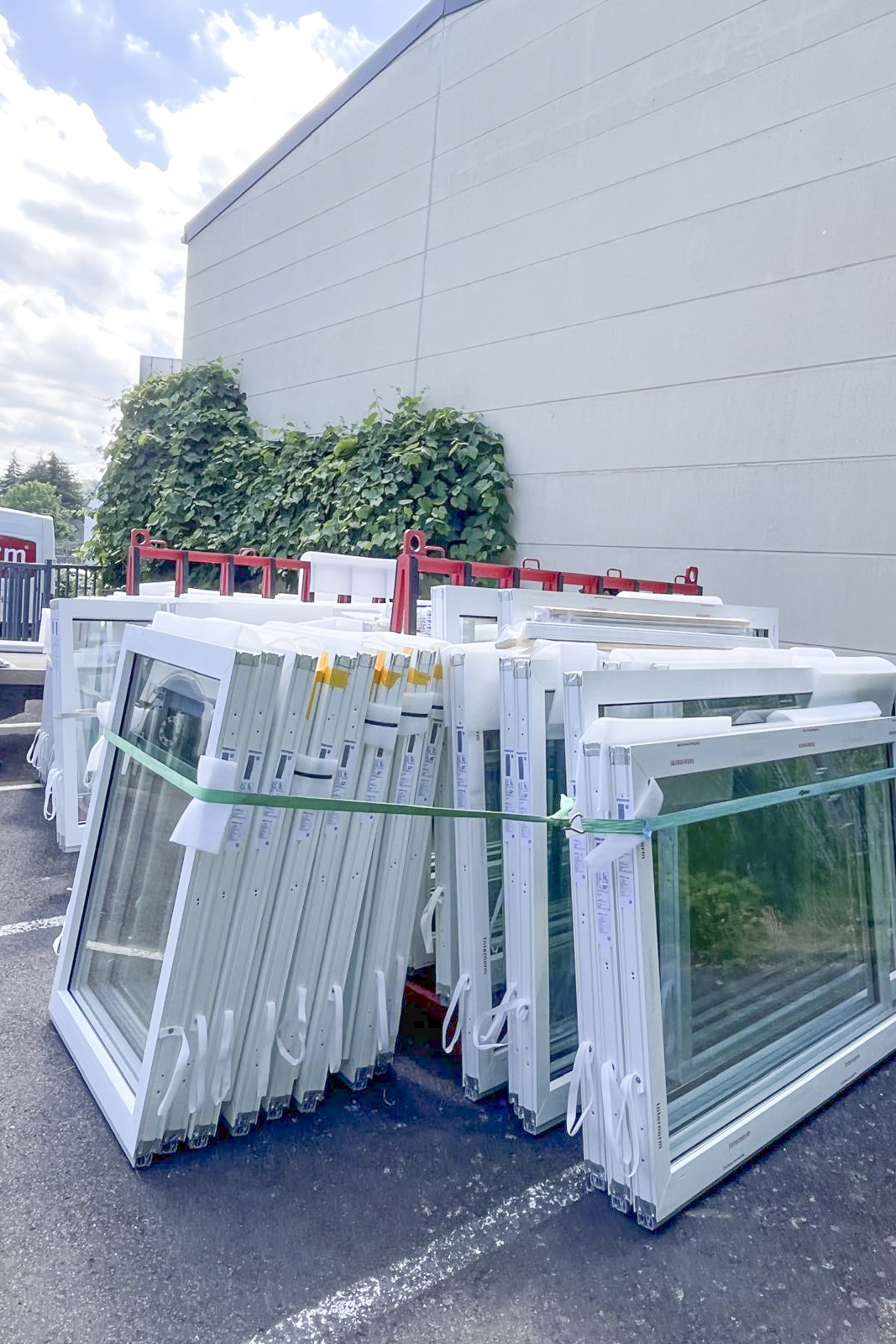 Im Sommer 2025 werden neue Fenster eingebaut. Zu sehen sind die angelieferten Fenster auf dem Parkplatz.