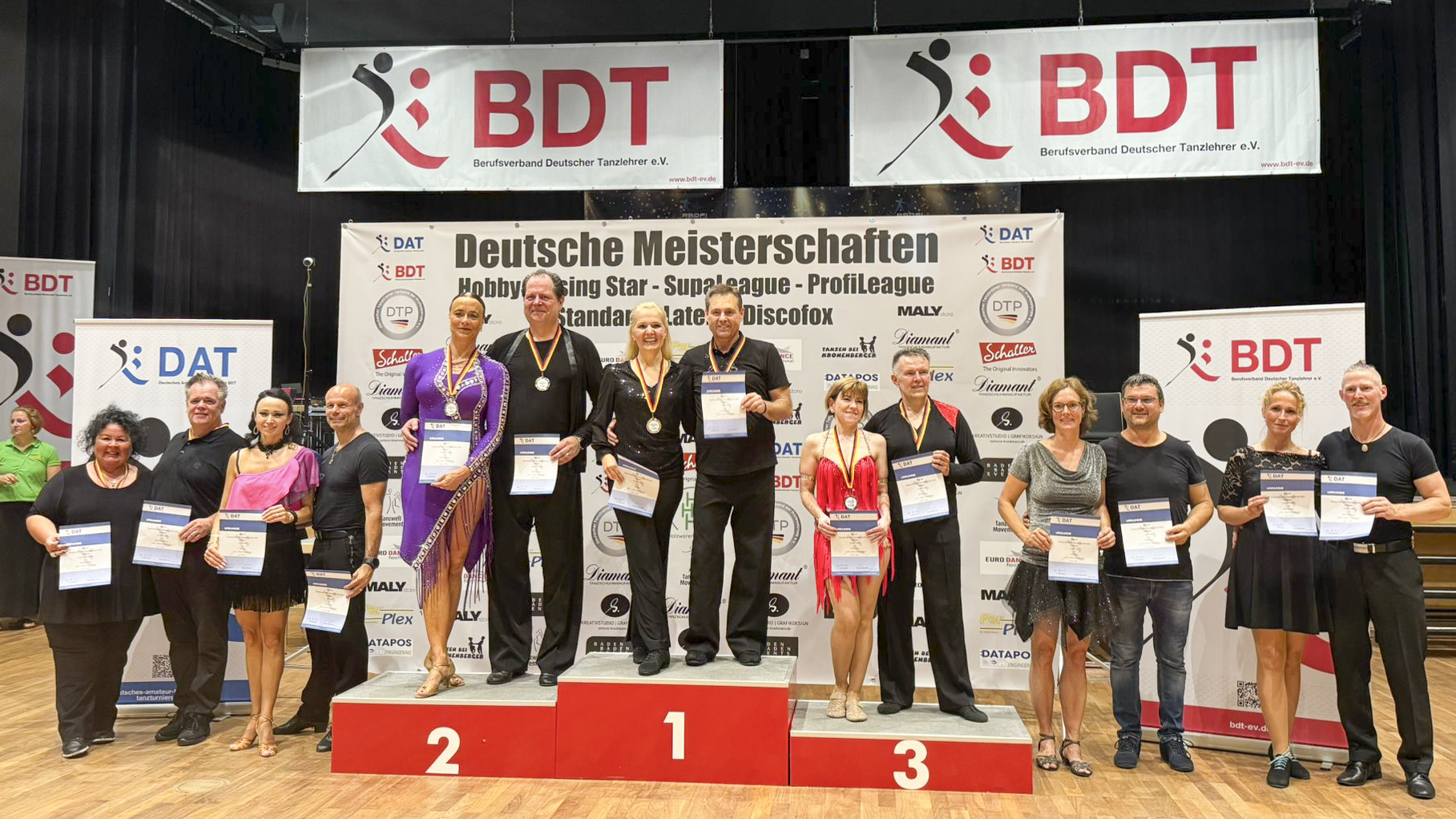 Petra Lahnstein und Ecki May sowie ihre Trainingskollegen Friederike Emrich und Markus Gemmer! Die vier traten vor kurzem bei der Deutschen Discofox-Meisterschaft des DAT (Deutsches Amateur Turnieramt) in Walldorf, Baden-Württemberg, an.