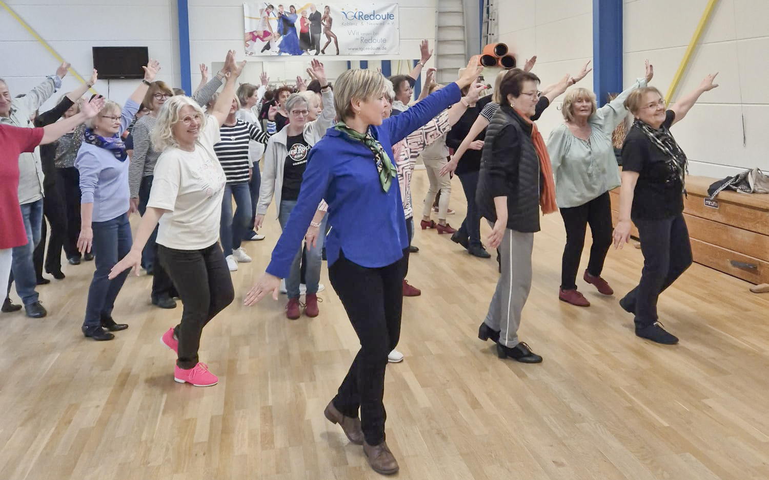 Britta Fries mit ihrer Gruppe beim Line Dance-Training