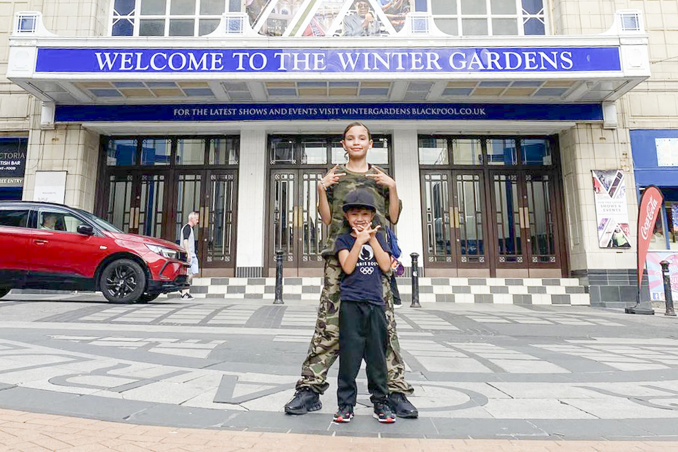 Emma Pinger vor The Winter Gardens in Blackpool