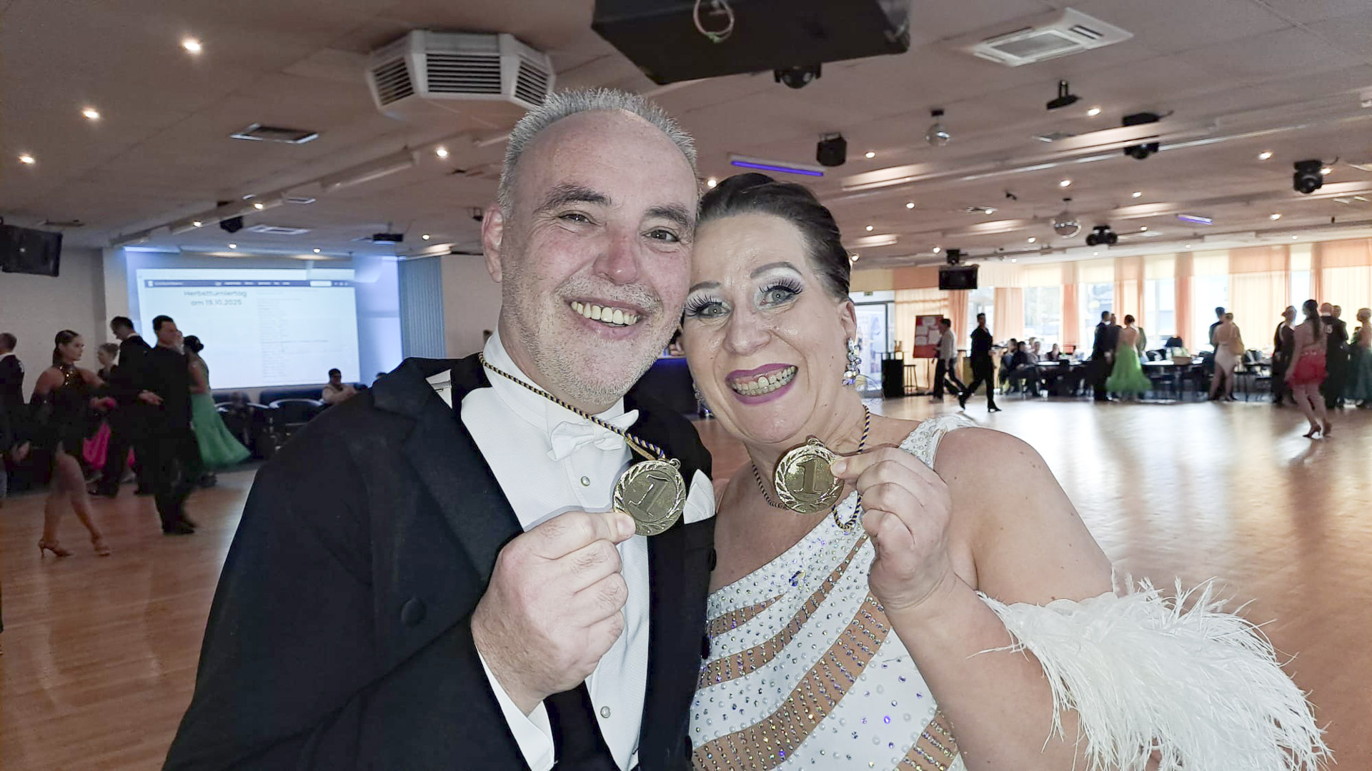 Iris und Dieter in Solingen‑2 Iris Klerus und Dieter Assenmacher mit der Siegermedaille