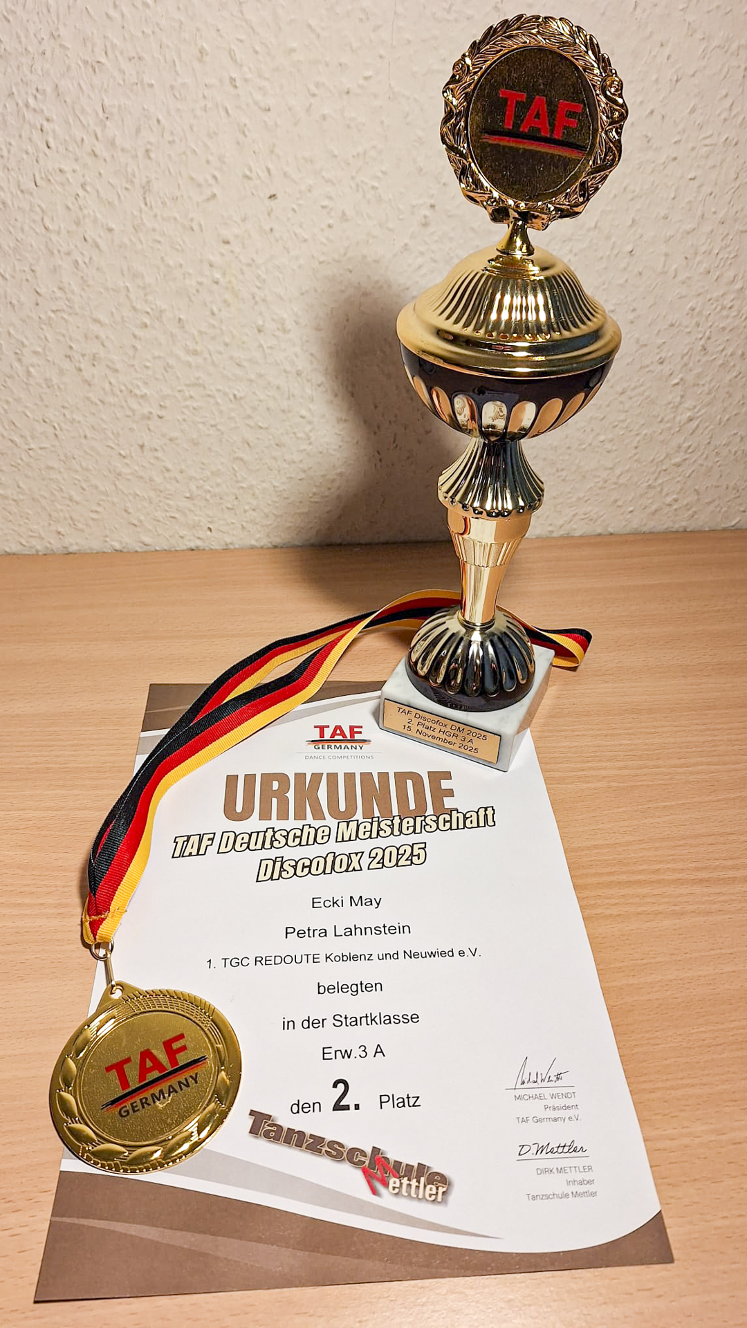 Pokal und Urkunde für Petra und Ecki