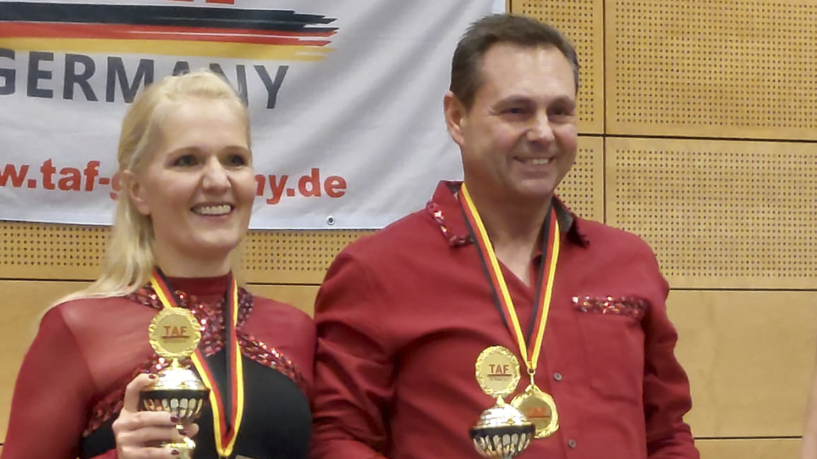 Ecki und Petra‑2 Petra und Ecki bei der Siegerehrung TAF Deutsche Meisterschaft Discofox 2025